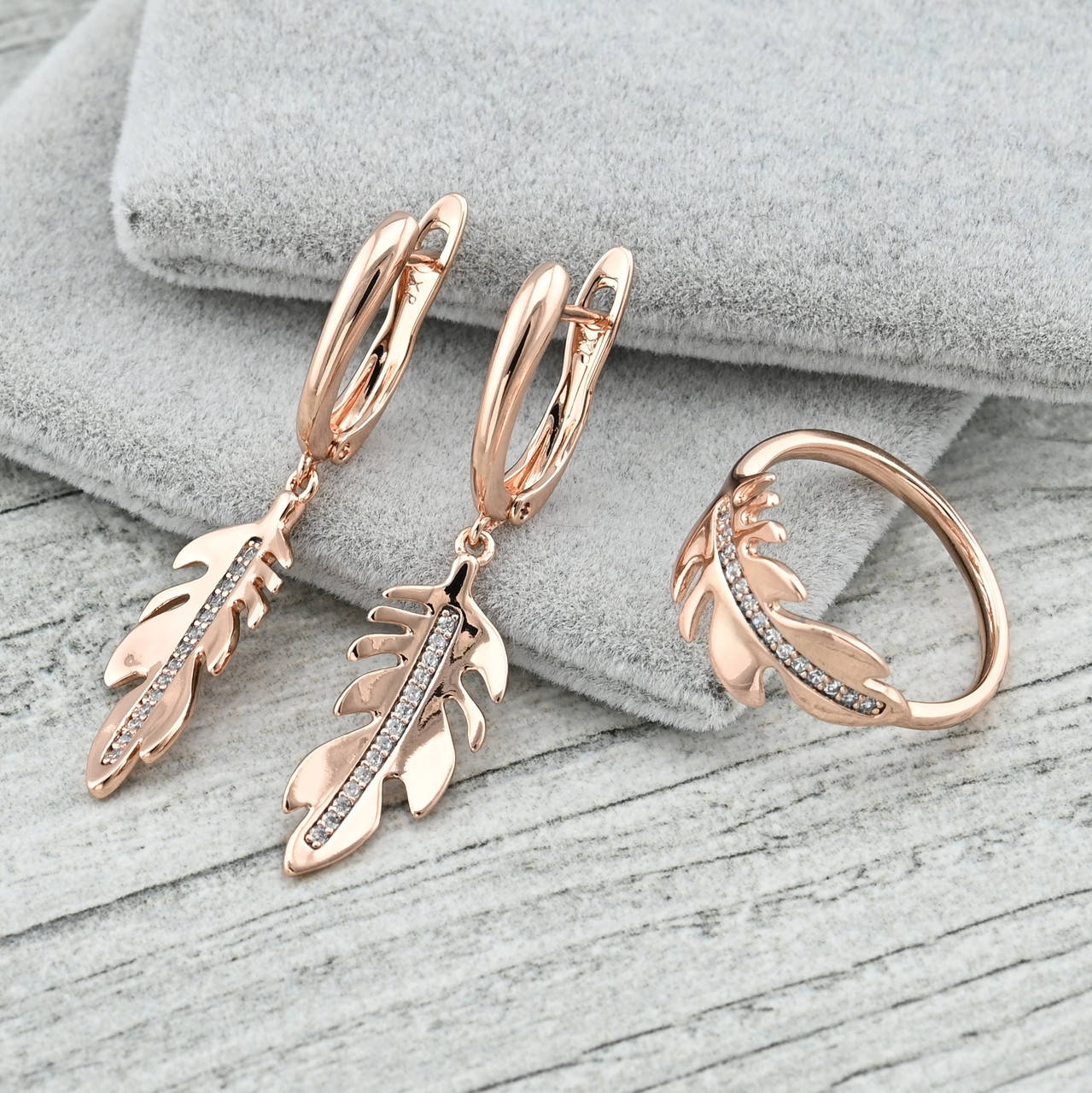 

Набор Жар-птица 36087 кольцо ширина 9 мм + серьги 39х9 мм белые фианиты позолота РО размер 16