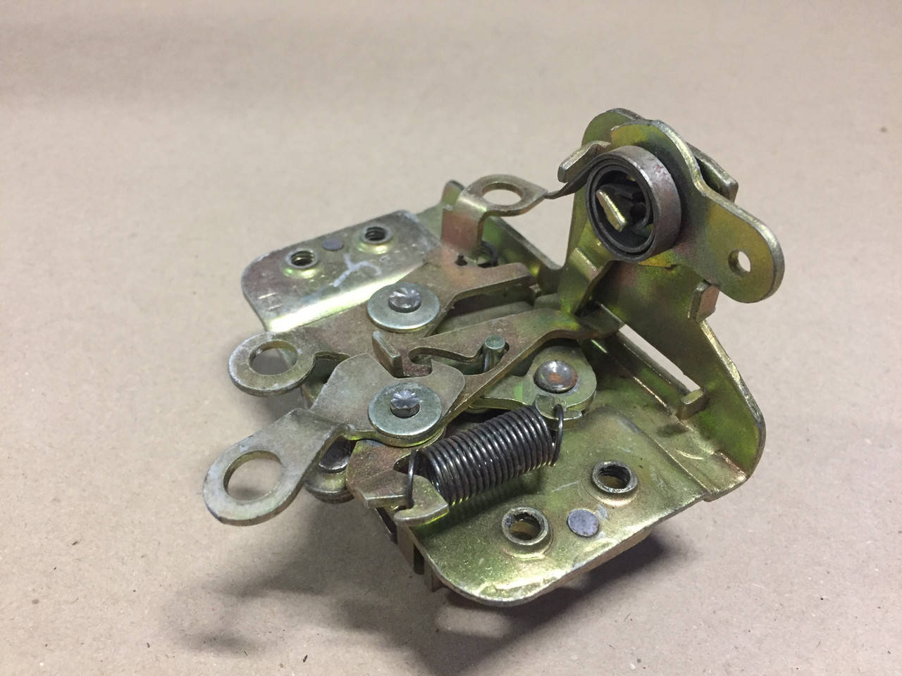 

Замок двери правый КрАЗ 11021-6105012