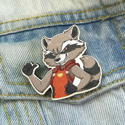 

"Енот Ракета" брошь деревянная с уф-печатью