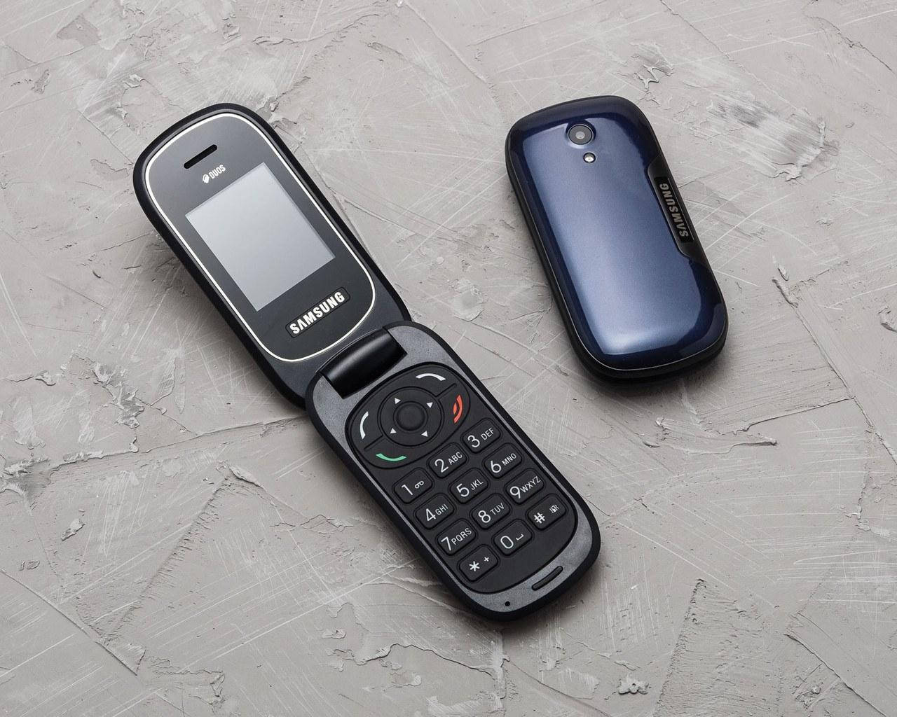

Телефон мобильный раскладушка-флип Samsung F660 на 2 SIM синий
