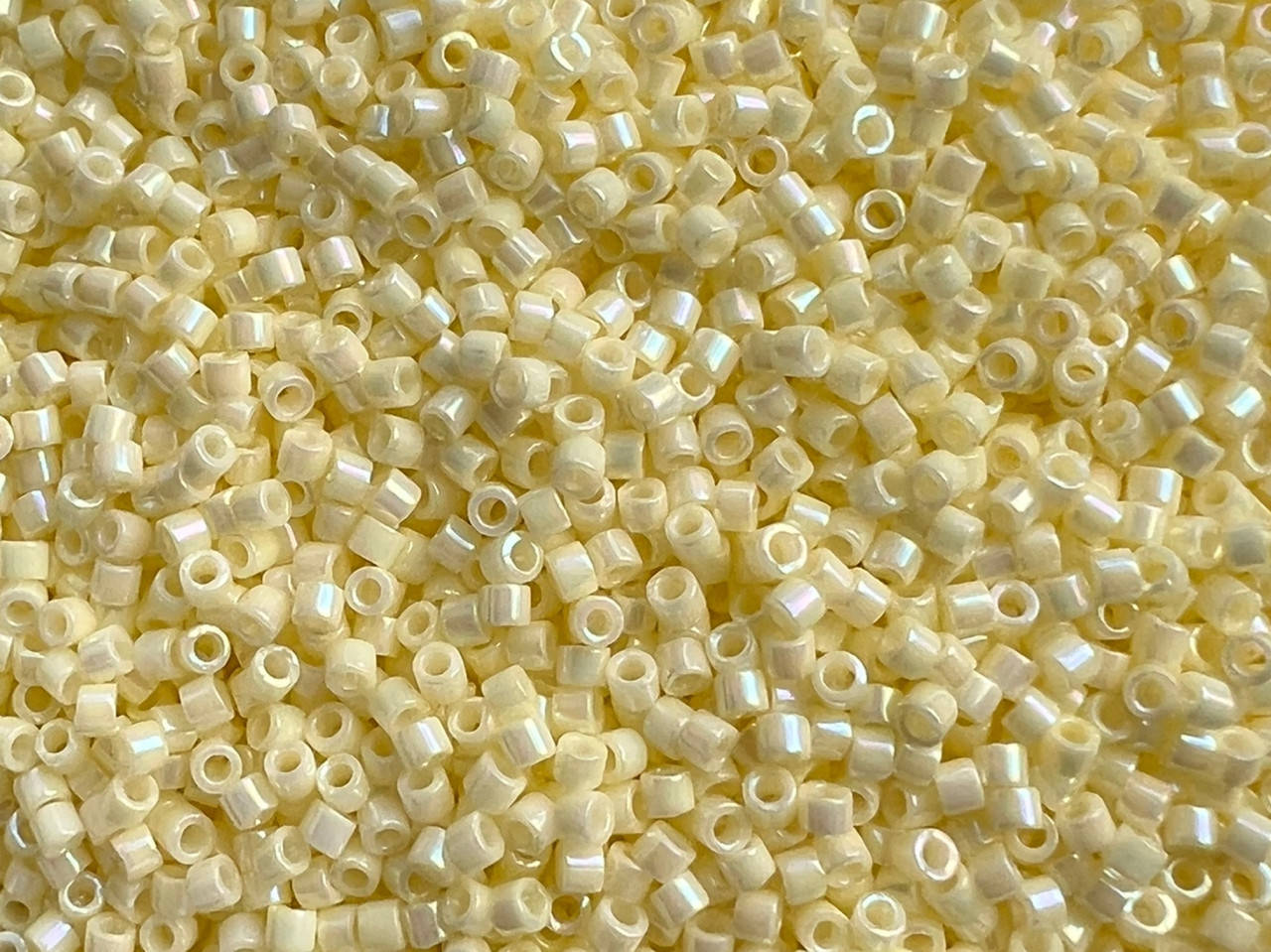 

Японський бісер Miyuki Delica 11/0 DB1501 Opaque Pale Yellow AB