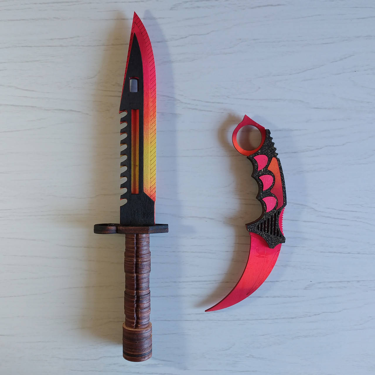 

Набор деревянных ножей из игры CS:GO (КС:ГО) 2 шт. Керамбит, Штык Нож. Цвет: Красный Градиент.