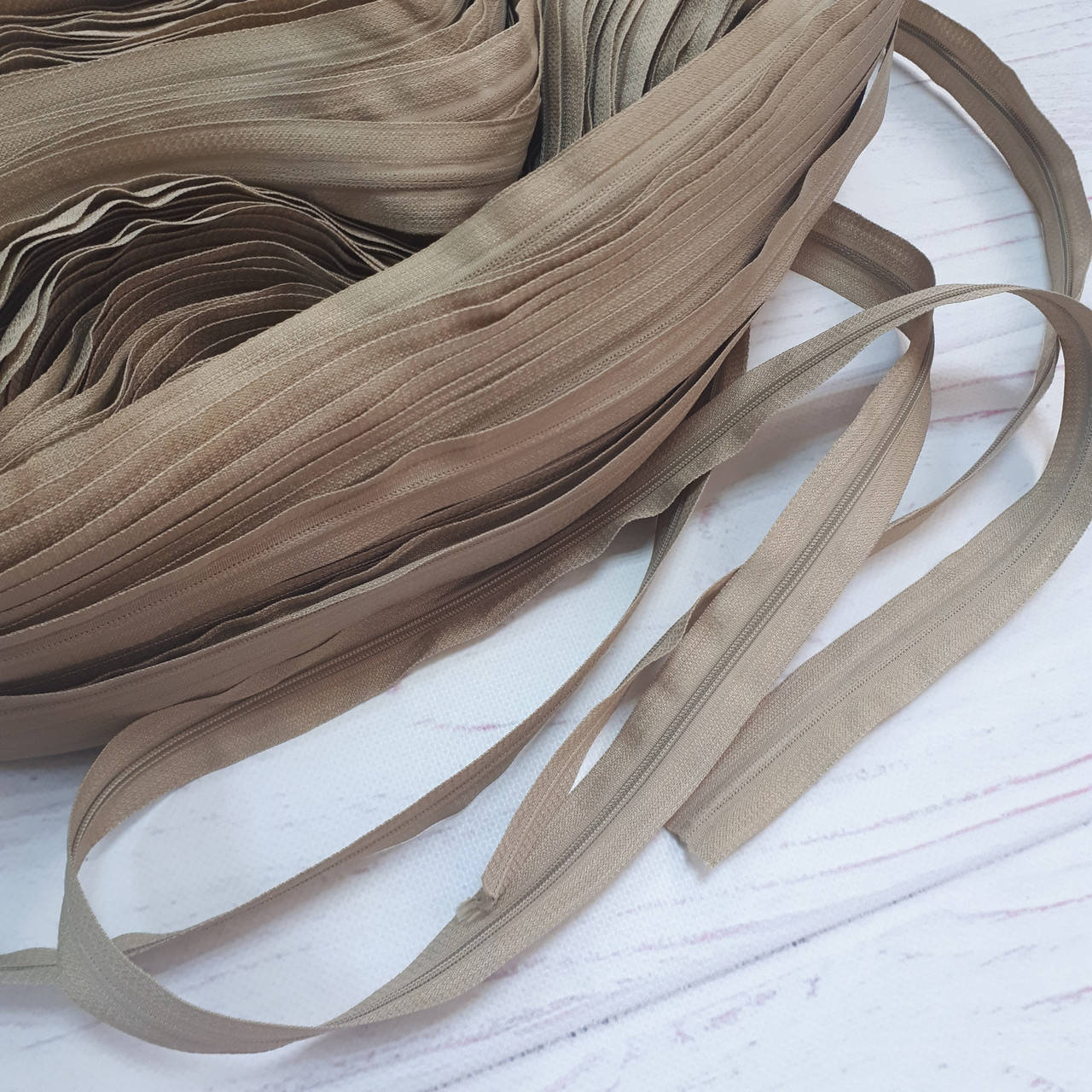 

Молния рулонная бежевого цвета, Т3 (метражом и оптом), Белый