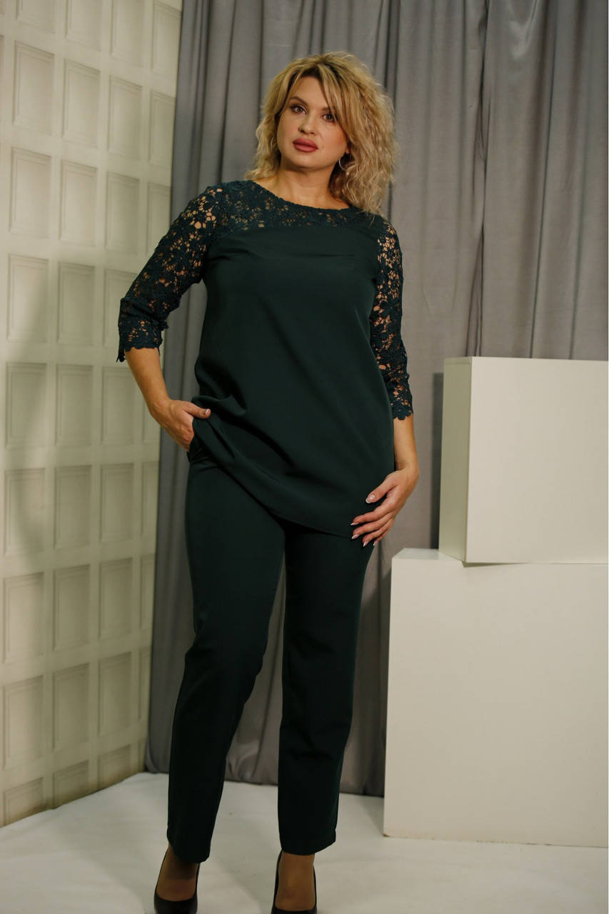 

Нарядный темно-зеленый костюм женский брючный комфортный большого размера 42-74. 01946-3 58
