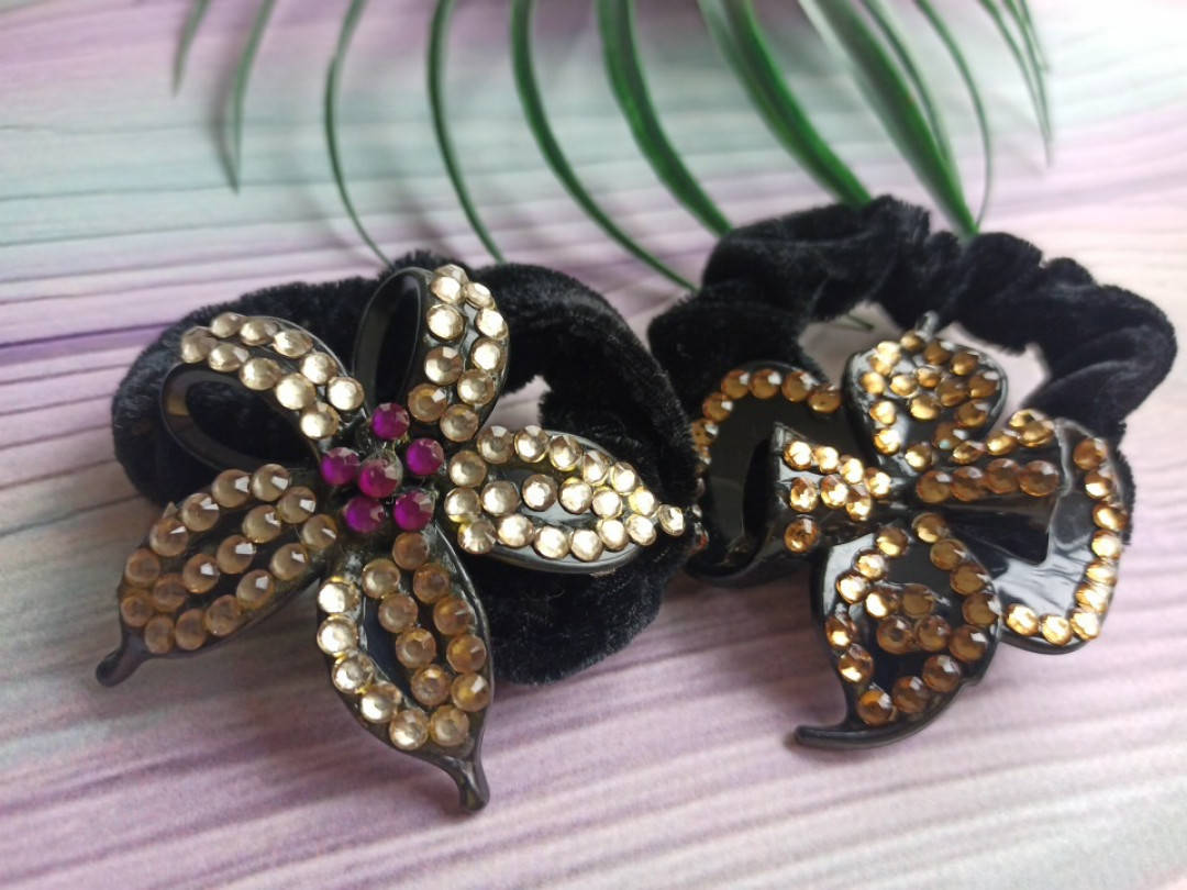 

Резинка велюровая с цветком в стразах