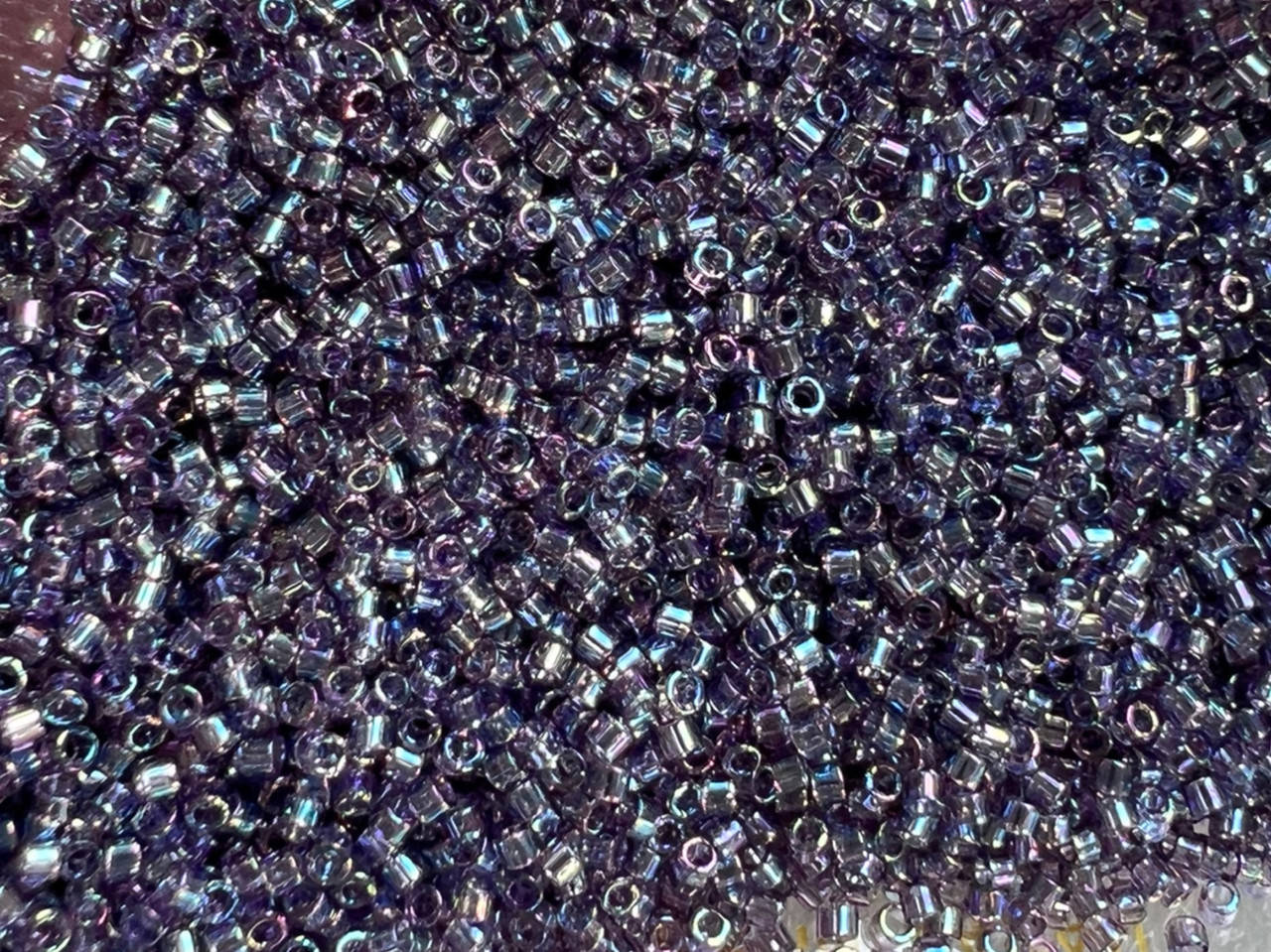 

Японський бісер Miyuki Delica 11/0 DB1245 Transparent Lt. Amethyst AB