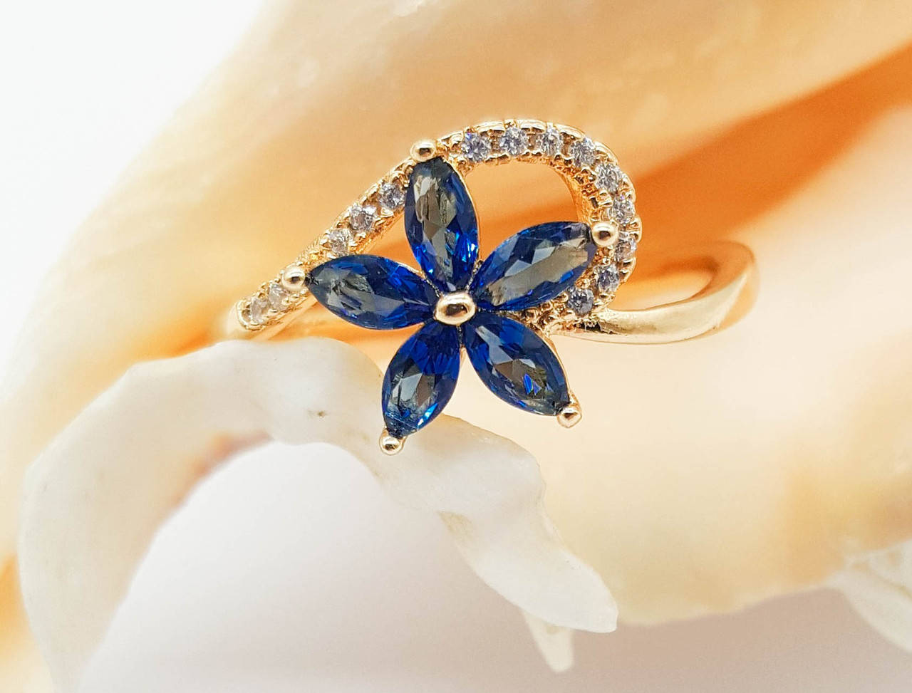 

Кольцо, Цветок с завитком, синий цирконий, р.16,5, p. 17, р. 18 медицинская сталь, 18К