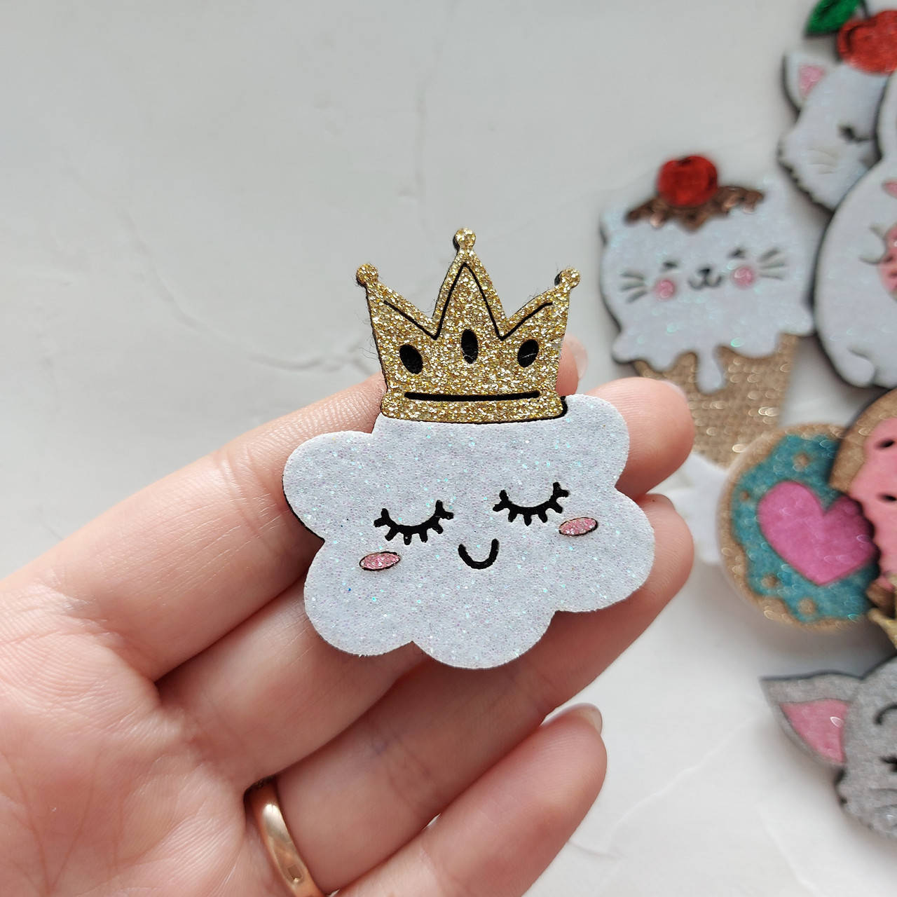 

Патч ХМАРИНКА З КОРОНОЮ , 4.8*4см (НЕ СКЛЕЄНО)
