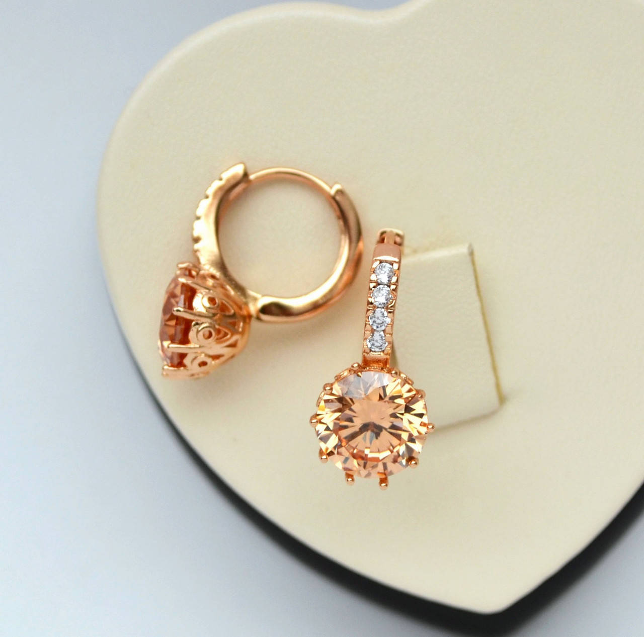 

Серьги-кольца с цирконами цвет шампань покрытие золотом 18к. фирма Xuping.