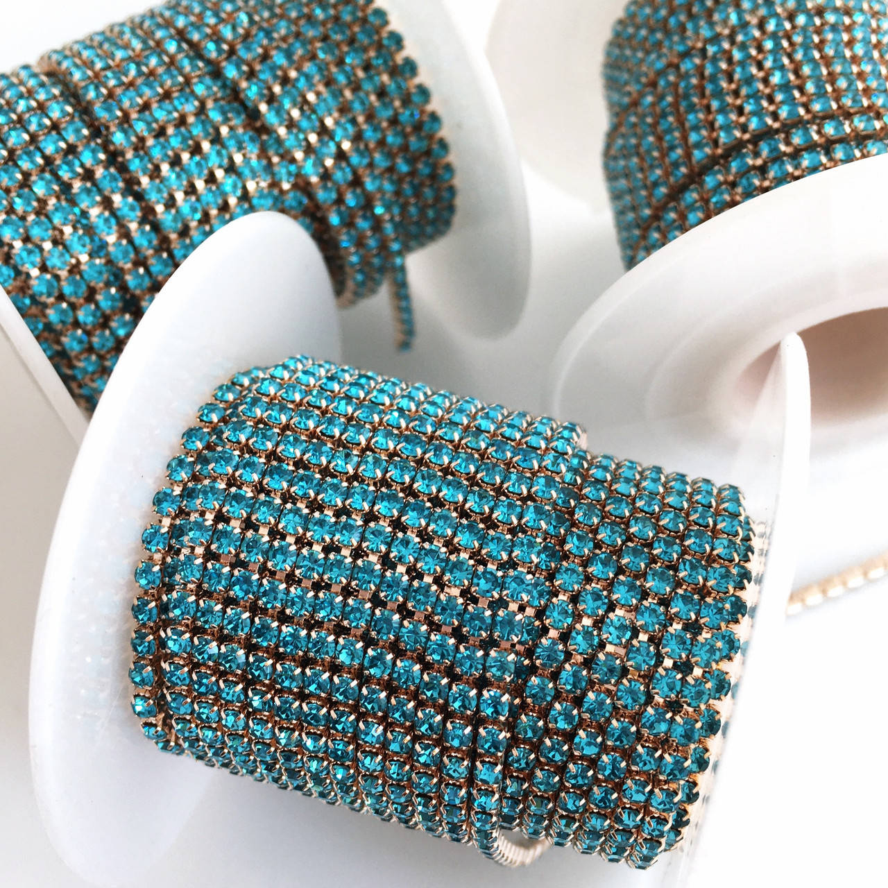 

Стразовая цепь ss6 (2 мм). Лазурный. Оправа - Розовое золото