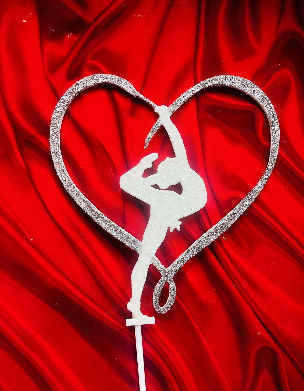 

Топпер гимнастка с ленточкой в виде сердца, фигурка гимнастка на торт, топер в торт гімнастка