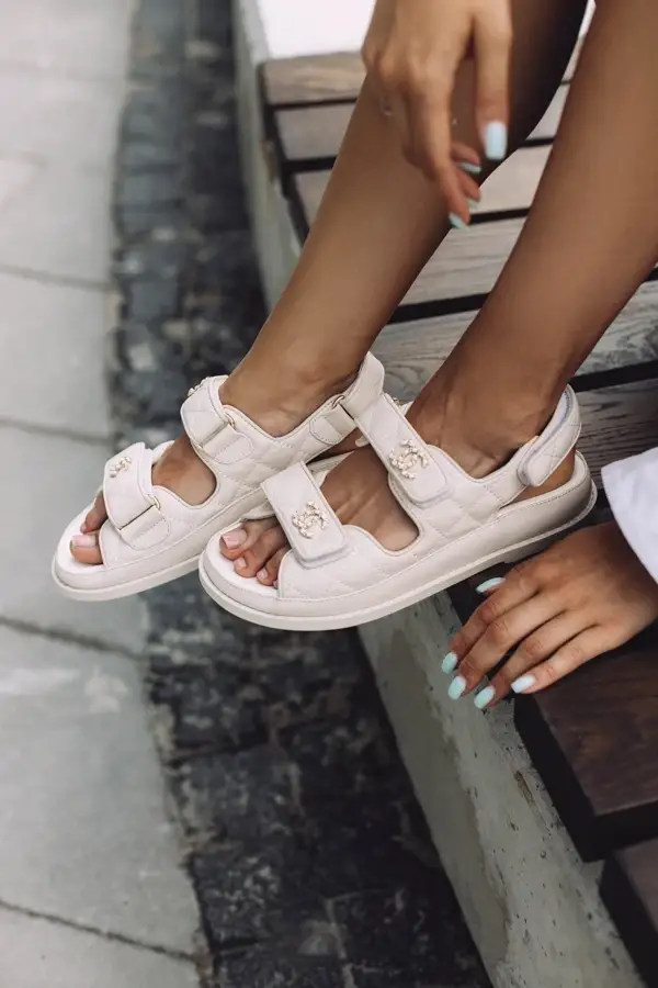 

Босоніжки Chanel Sandals Beige Leather