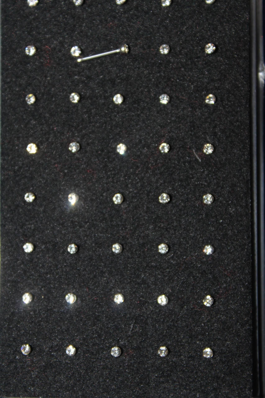 

Сережка гвоздик серебристая с камнем для пирсинга носа 1 шт медицинская сталь