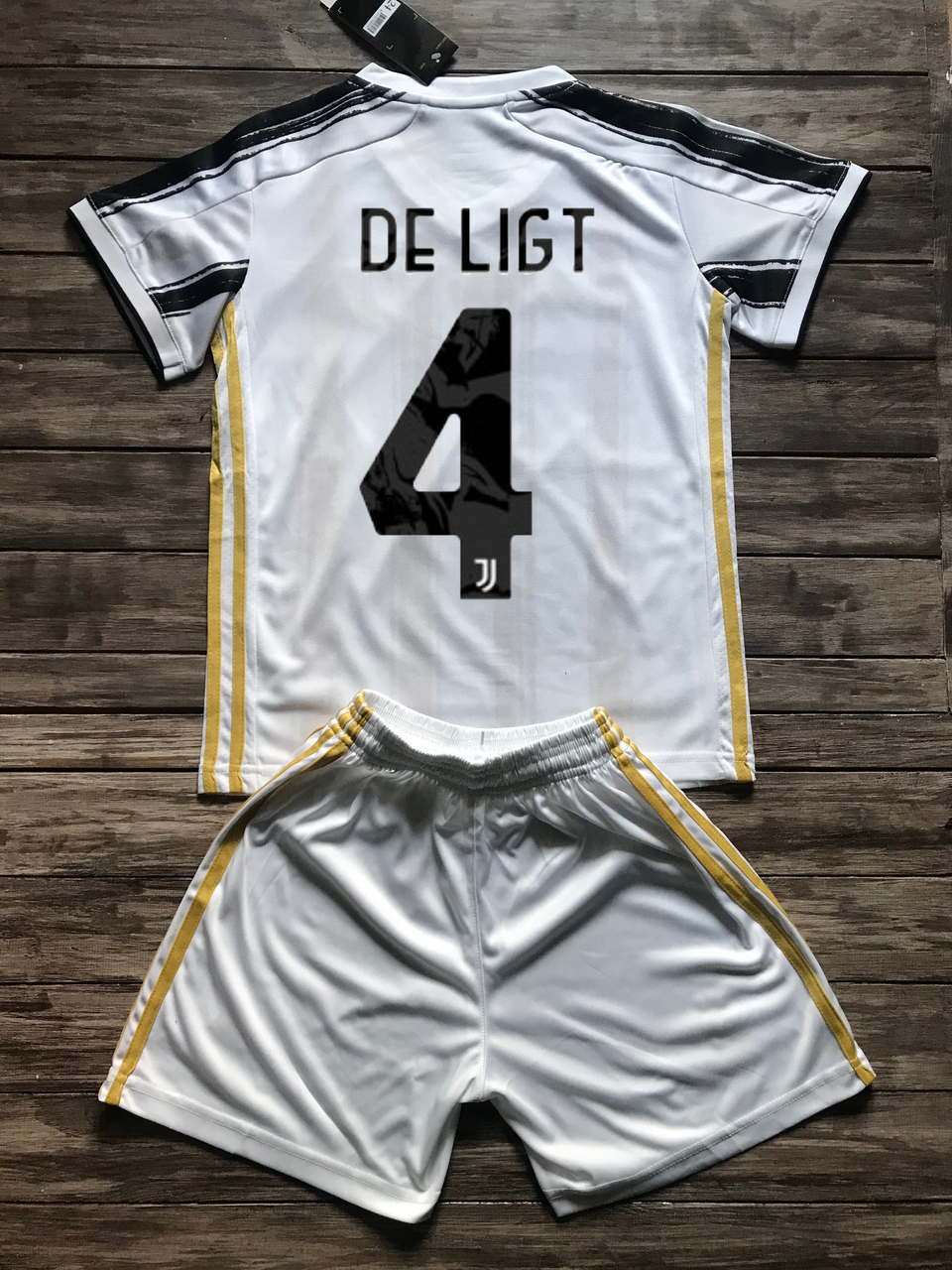 

Детская домашняя футбольная форма FC JUVENTUS 2021 DE LIGT 26 (145см)