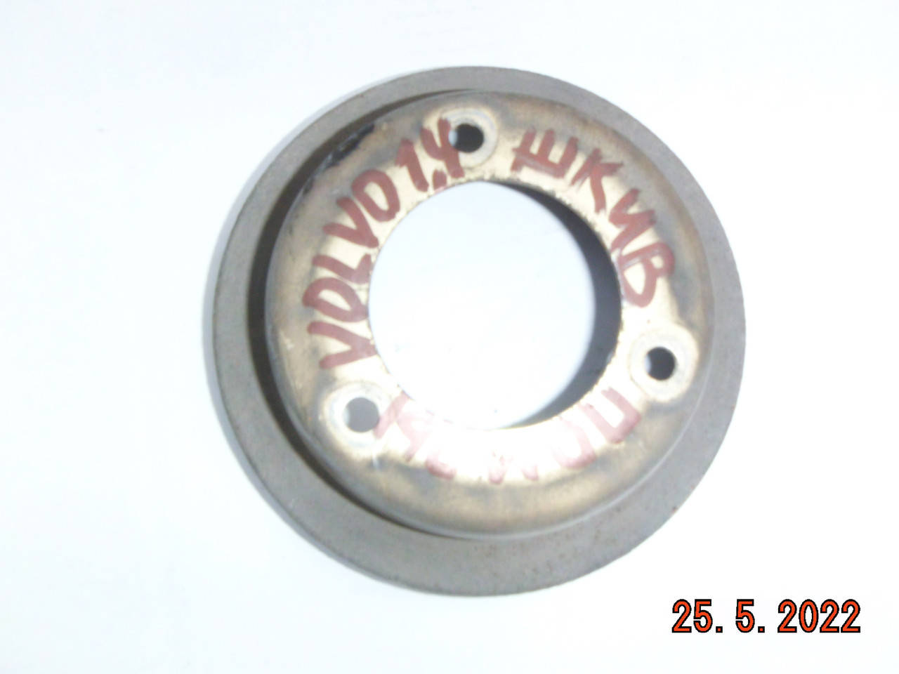 

На VOLVO 340 - 345 1,4в (В14Е) шкив помпы под клиновидный ремень