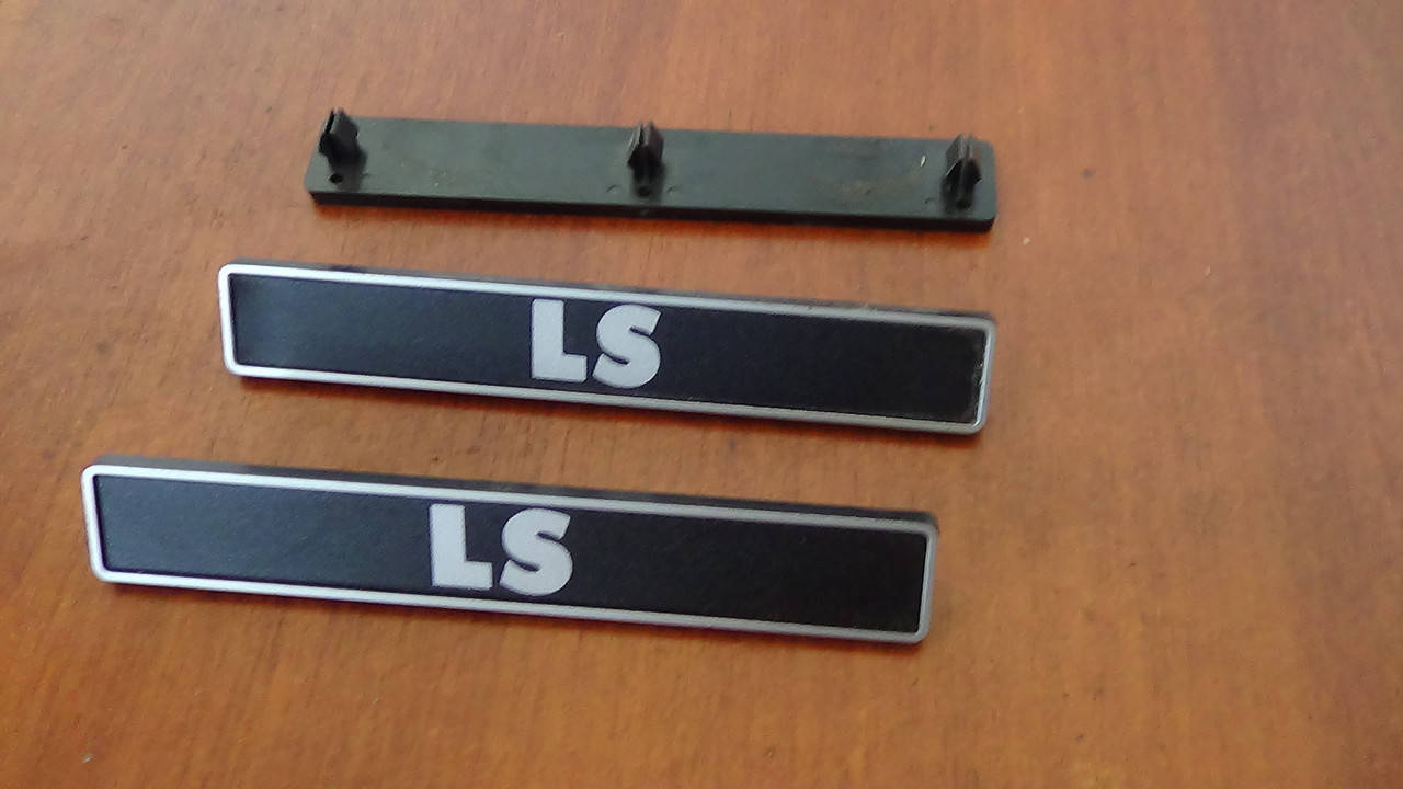 

Эмблема в накладку центральной стойки ВАЗ 2108