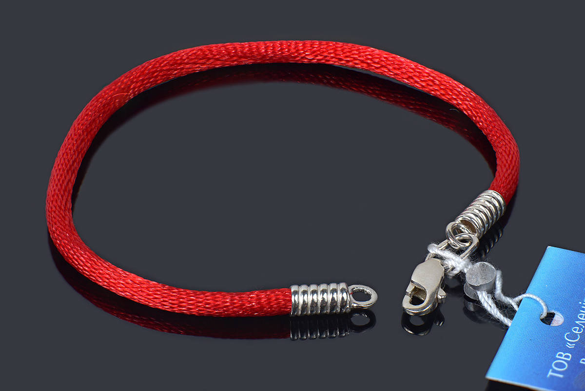 

Шелковая красная нить с серебряным замком