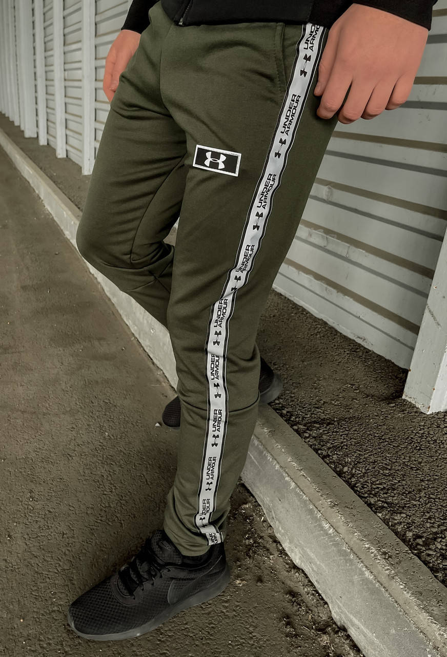 

Мужские спортивные брендовые штаны из трикотажа Under Armour хаки на резинке с лампасами Бегс