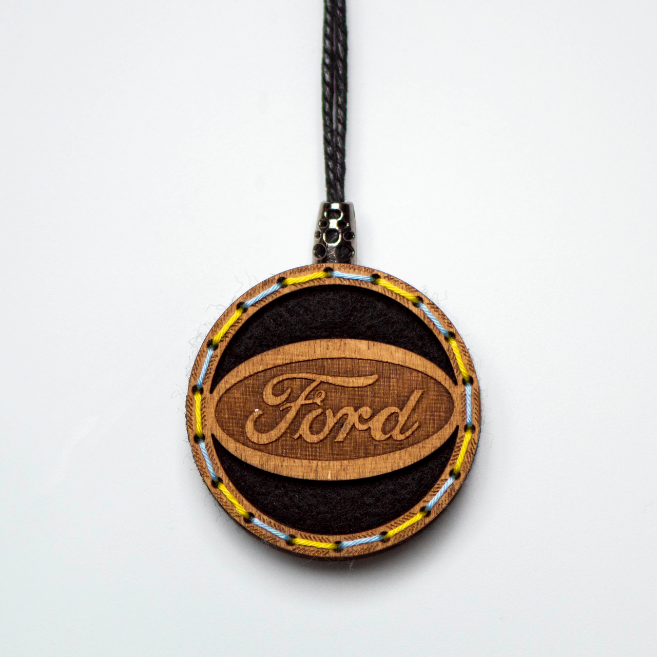 

Ароматизатор деревянный в машину Ford ручной работы, 6 см. Жуйка