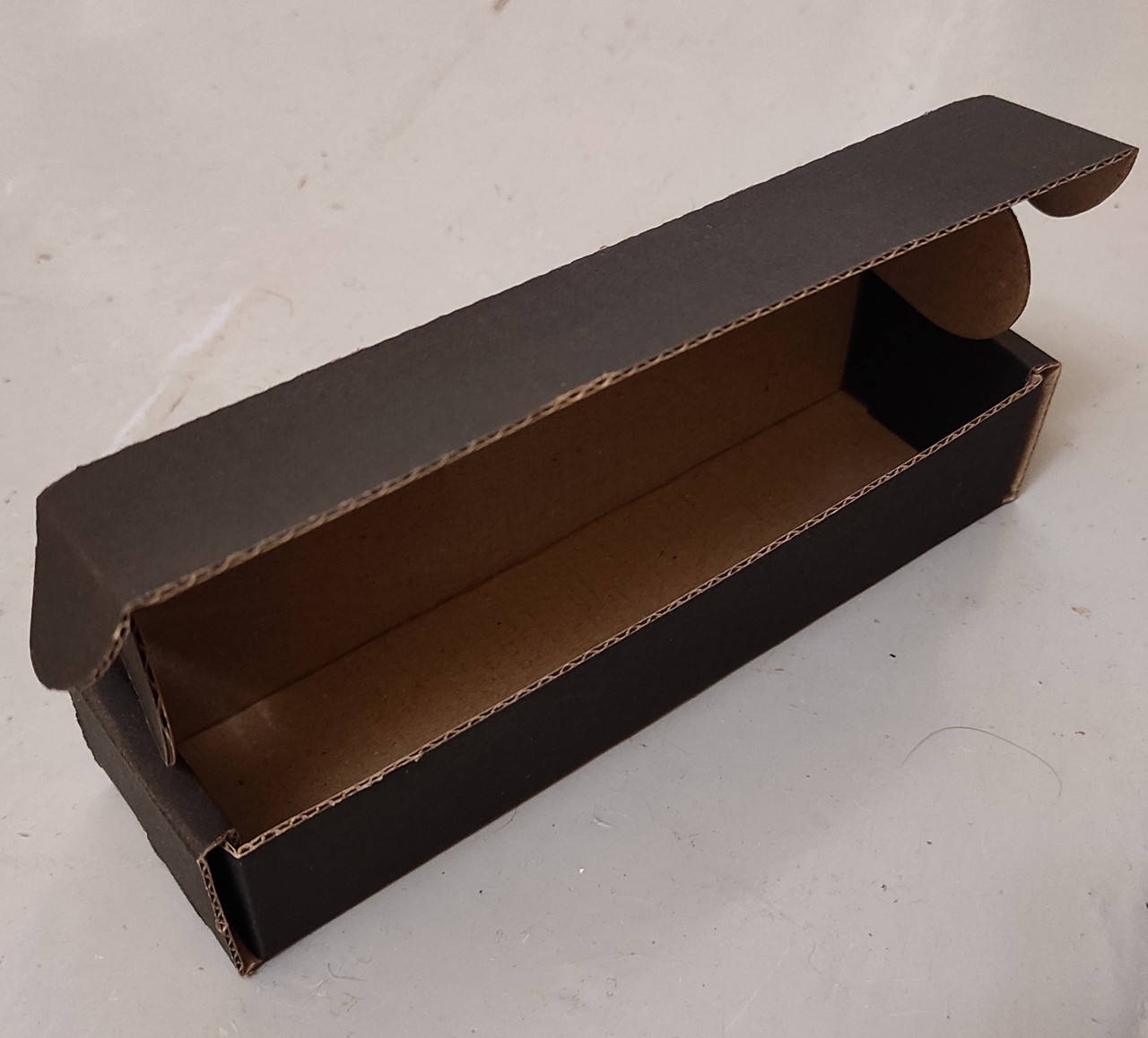 

Коробка ЧЕРНО-бурая 152х41х32 пенал