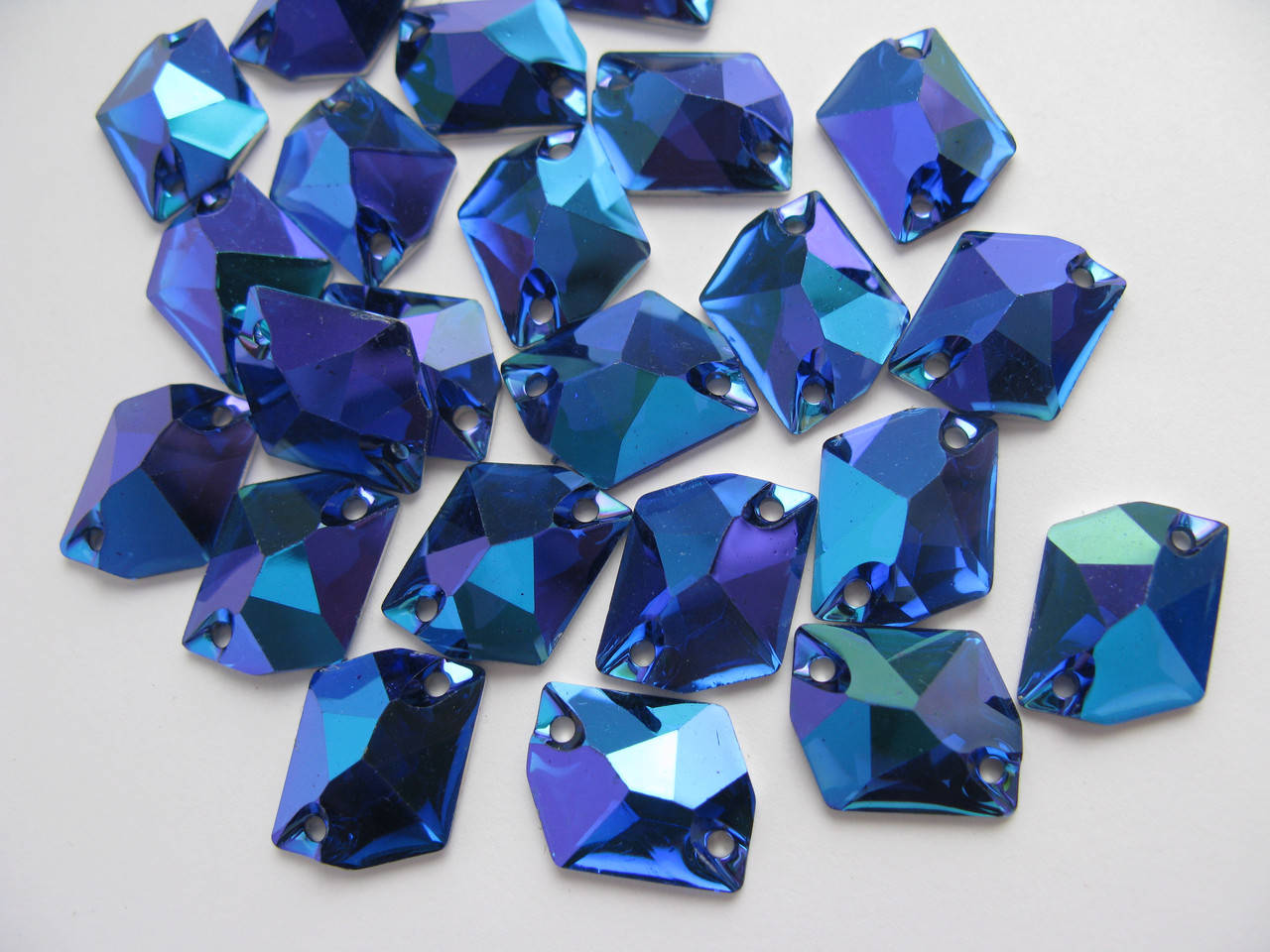 

Стразы пришивные Космик 16х21мм. Акрил Sapphire AB