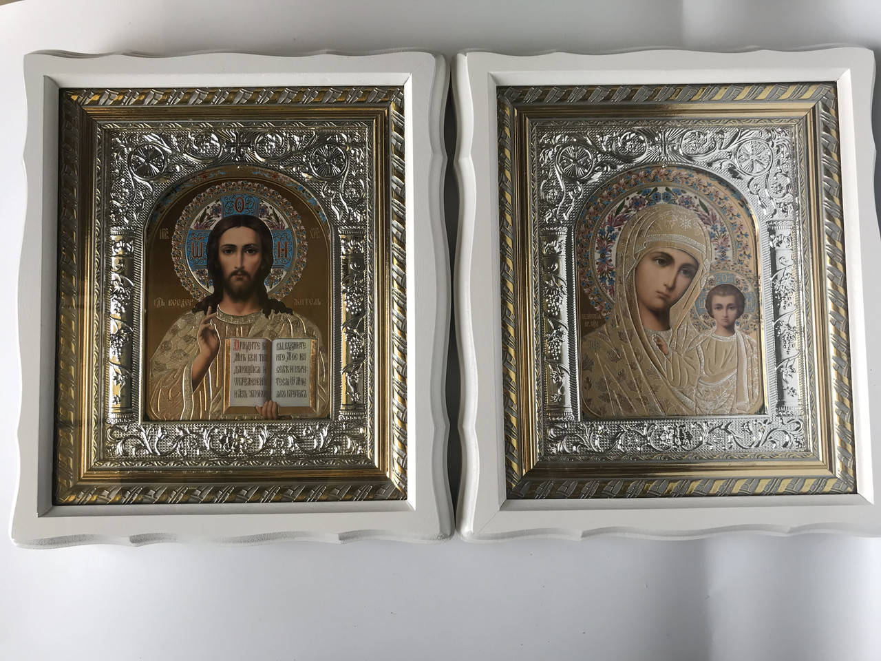 

Икона парная в белых деревянных рамках