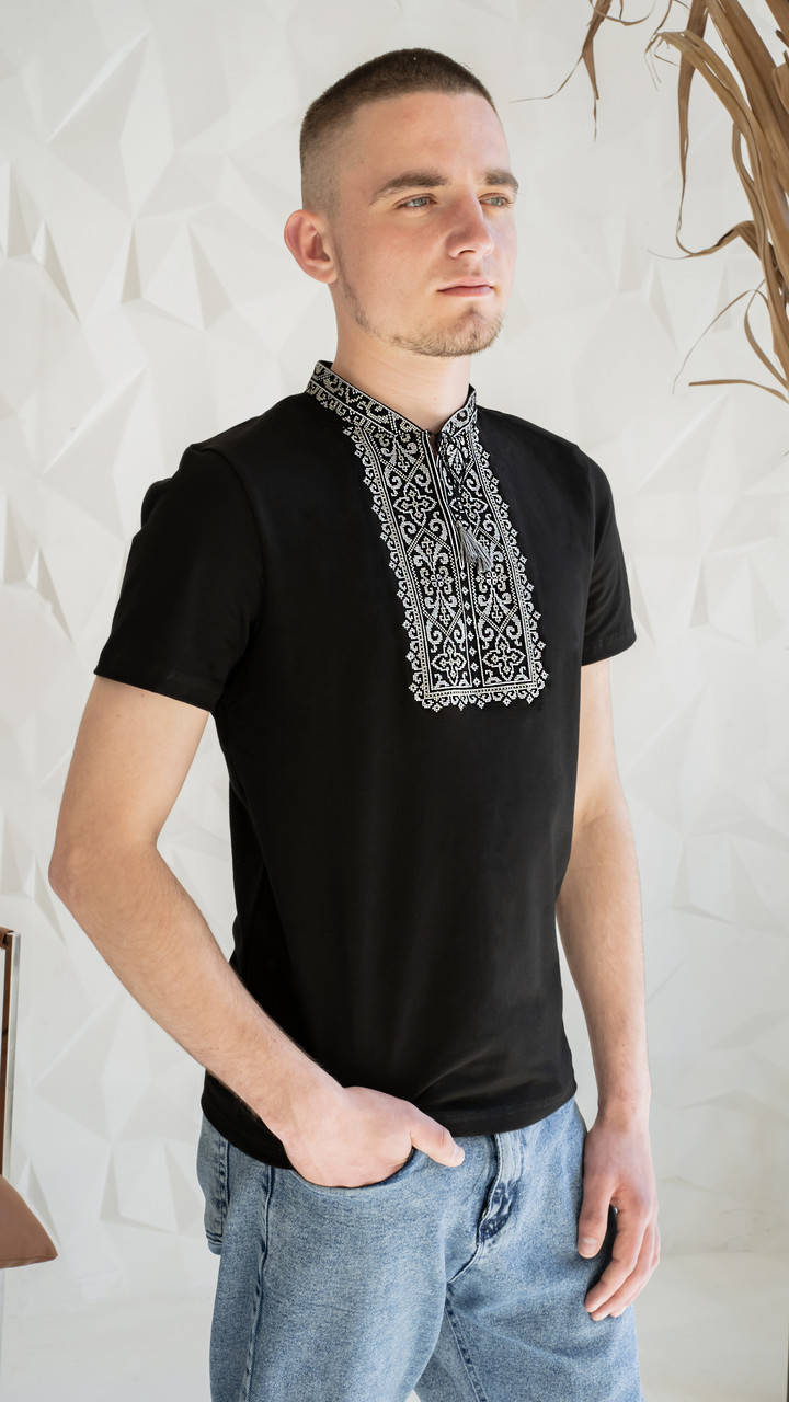 

Прекрасная черная вышитая мужская футболка, вышитыми серыми нитями узоры.