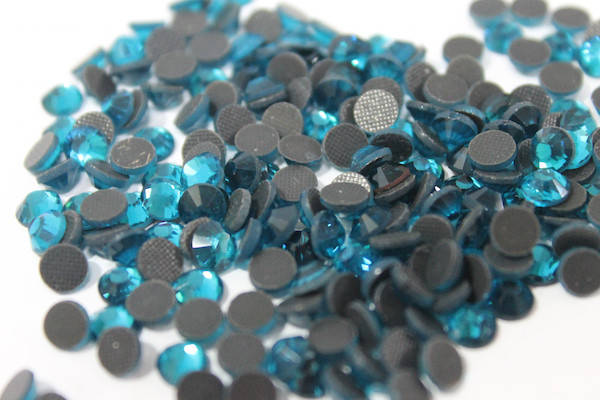 

Стразы стеклянные на термооснове (3мм/100шт):Голубой №32