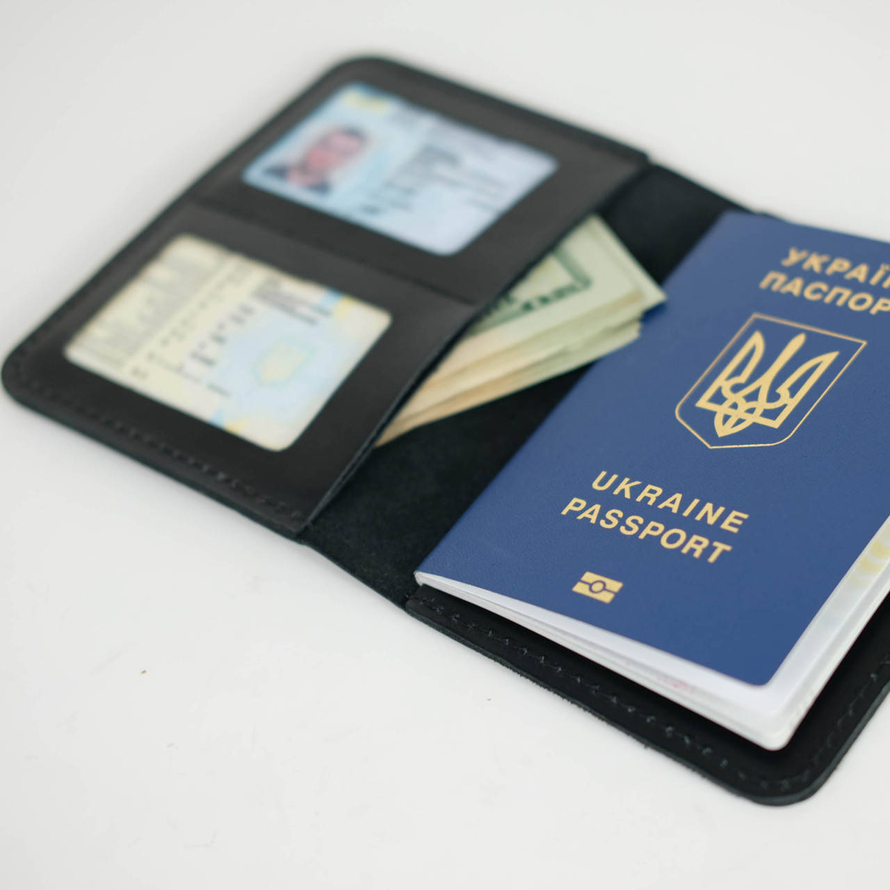 

Обложка для документов с окошками из натуральной кожи итальянский краст черная, Черный