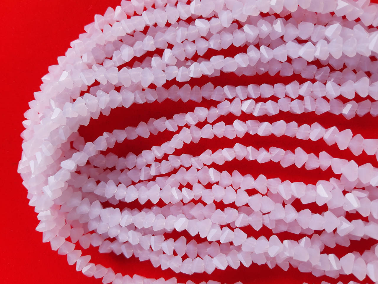 

Бусины стекло нежно розовое d-4х5мм L-34см(96шт+-)