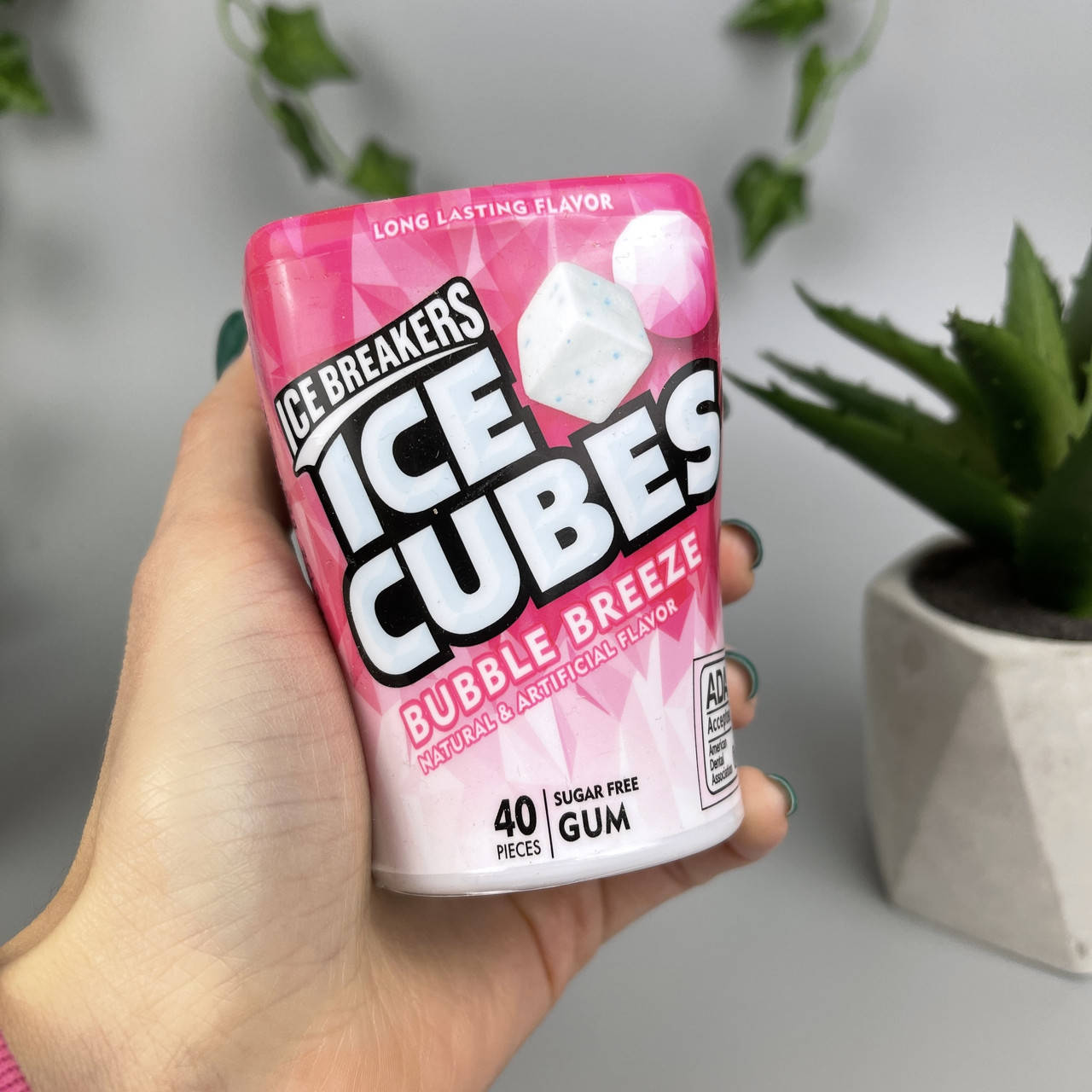 

Жевательные подушечки со вкусом бабл гам Ice Breakers Ice Cubes Bubble Breeze 40 шт