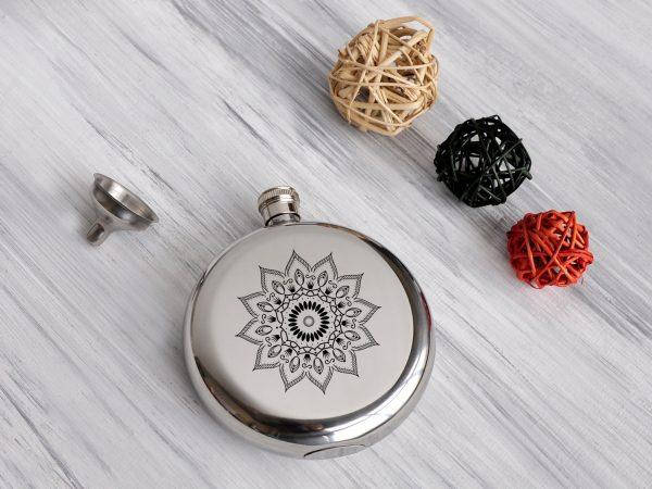 

Фляга круглая для девушек с рисунком «Fleur» металлическая из нержавейки с гравировкой на заказ 240 мл, Серый