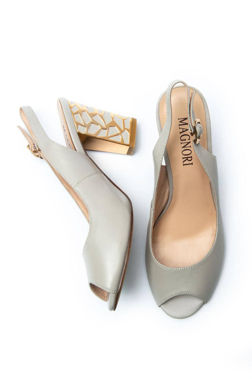 

Женские серые кожаные босоножки Magnori 37