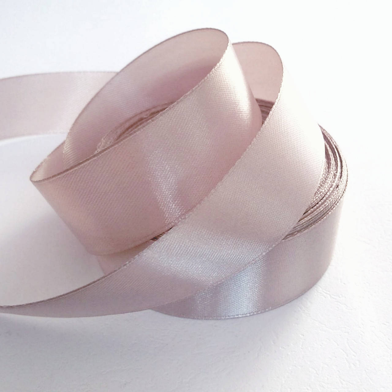 

Лента атласная 25 мм, цвет бежево-розовый