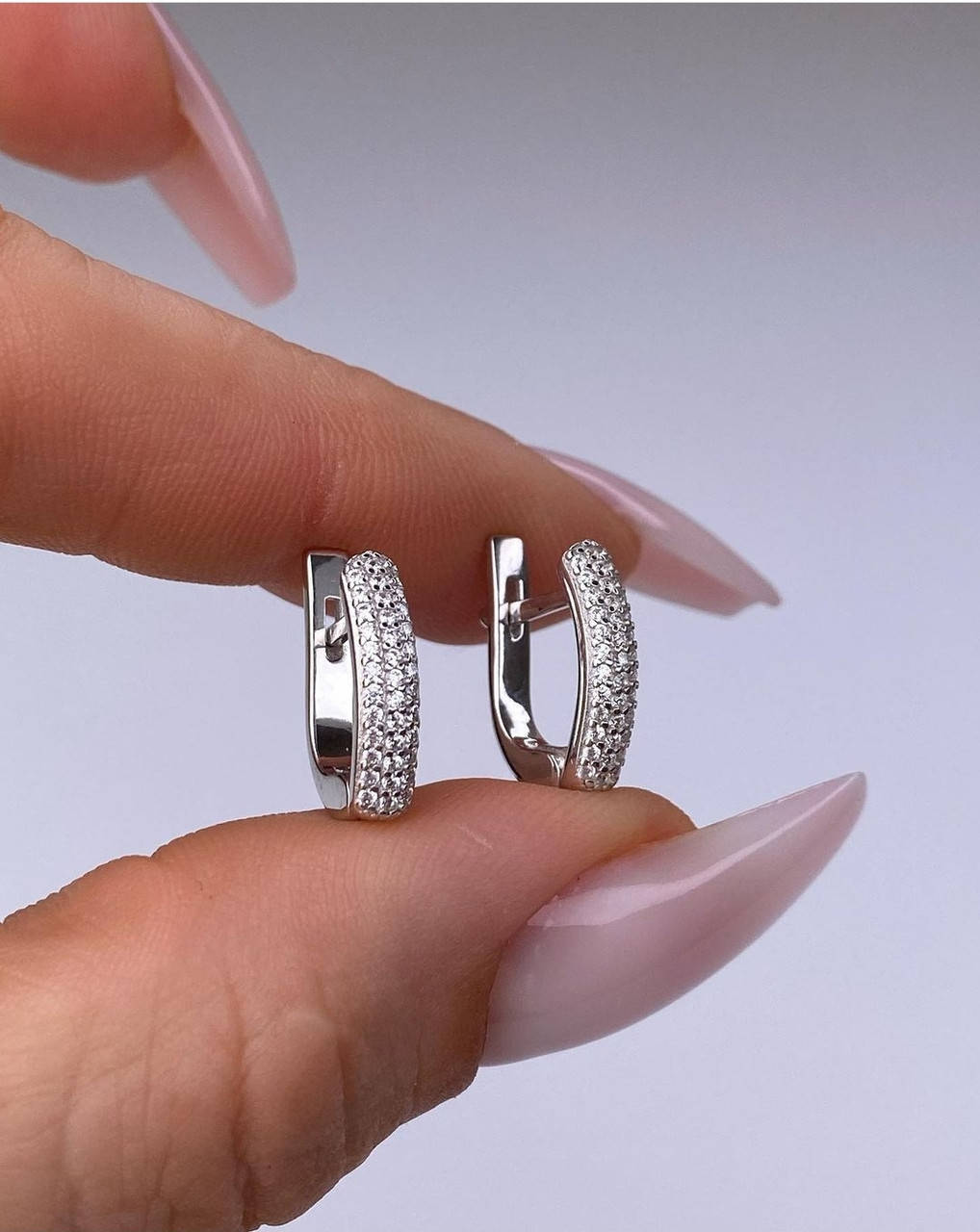 

Серьги из серебра с фианитами белого цвета