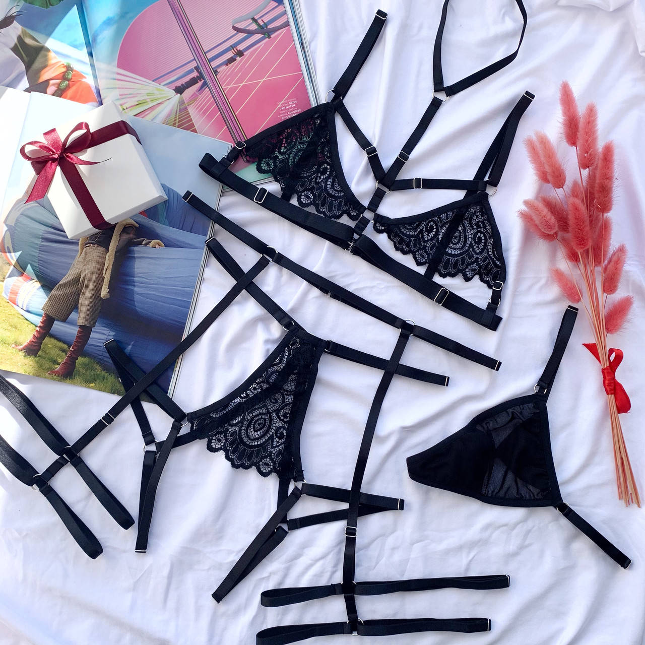 

Кружевной сет: стрэпы на грудь с чокером, открытые трусики и пояс-гартеры на ноги универсального размера (XS-L, Черный