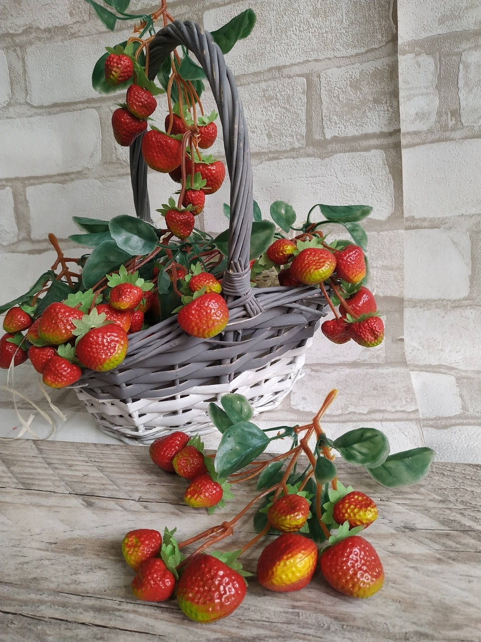 

Веточка с клубничками, пластик 14 см