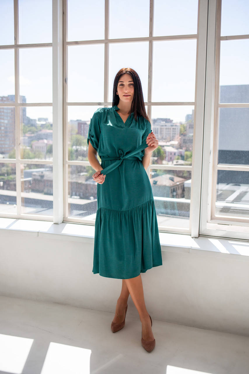 

Женское платье-миди изумрудного цвета (NM-46SASH) размер L-XL