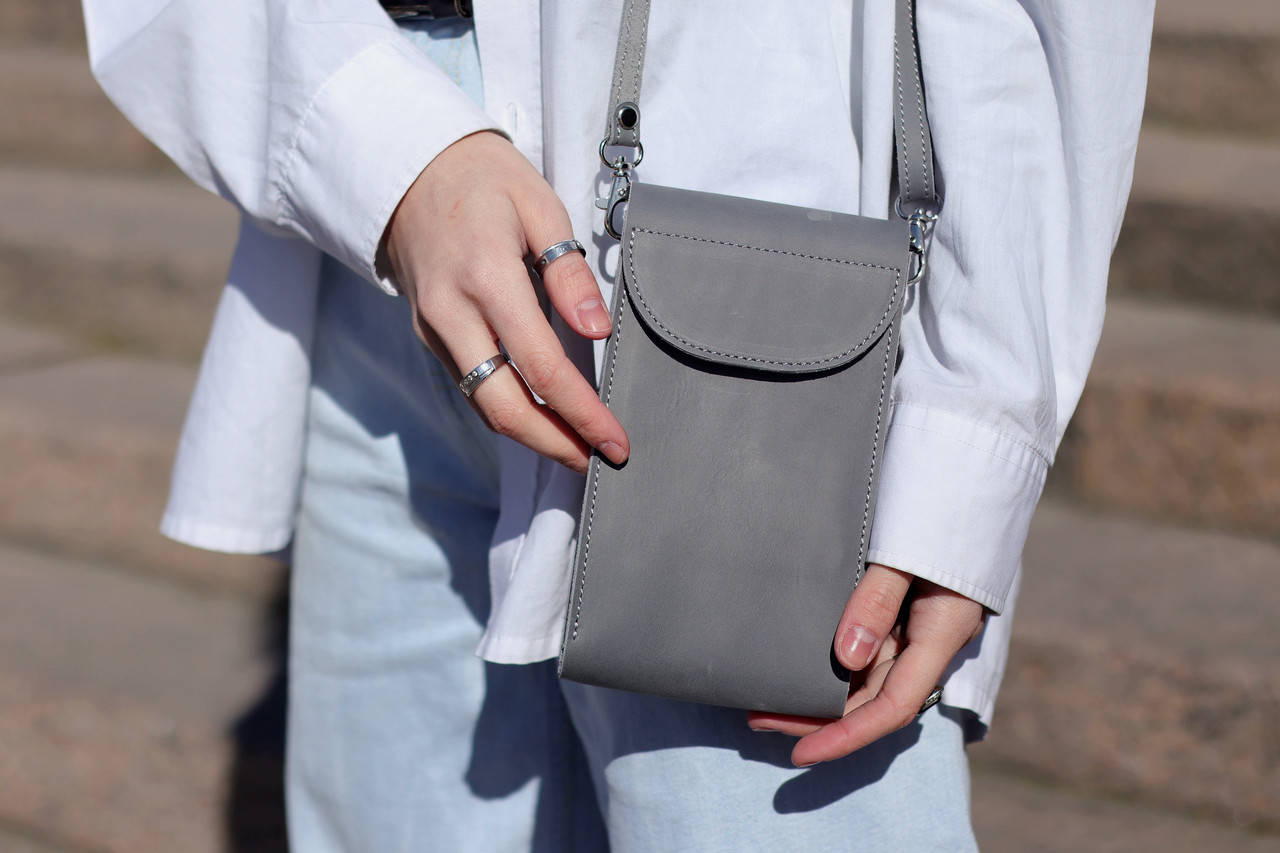 

Кроссбоди сумка-чехол из натуральной кожи, Серый