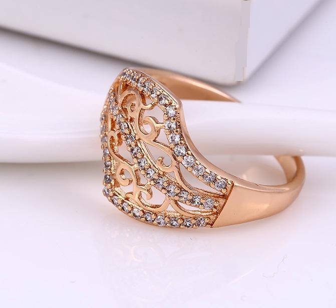 

Кольцо, россыпь циркония, p. 17,5 р. 18 медицинское золото 18К