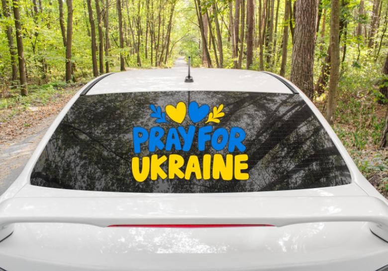 

Патриотическая наклейка на машину "Pray for Ukraine / молюсь за Украину" (ЖБ) 59х40 см на стекло /авто, Разные цвета