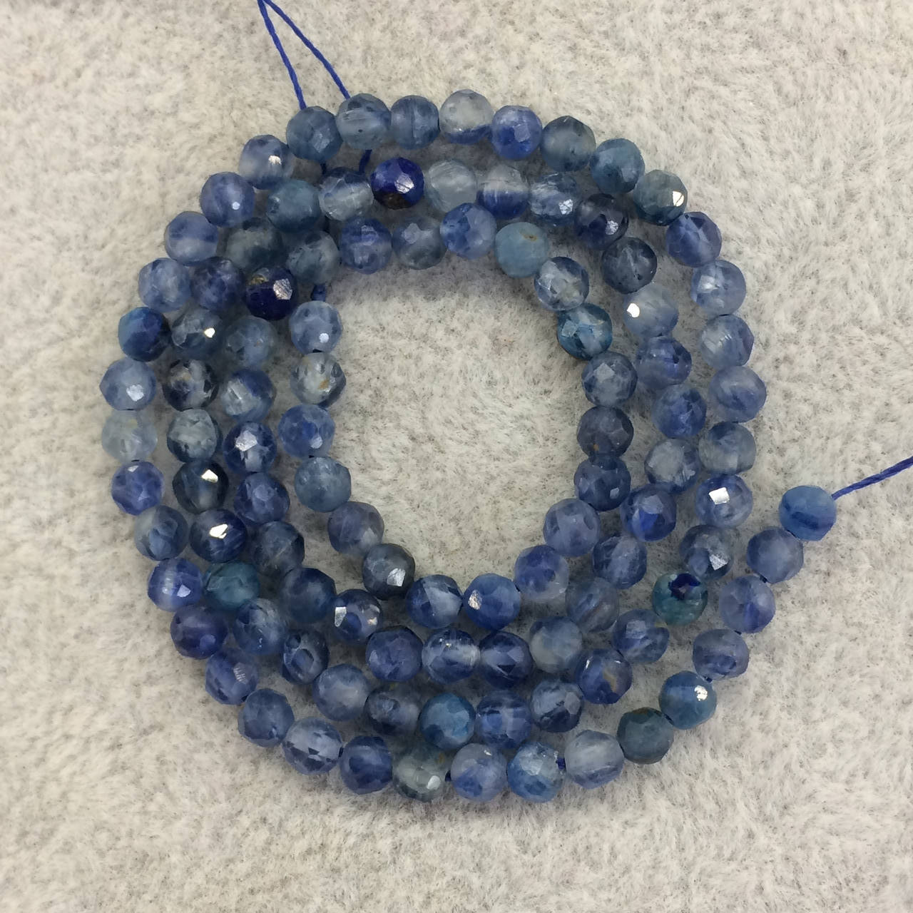 

Бусины на нитке натуральный природный Кианит шарик граненый d=4мм L=40см