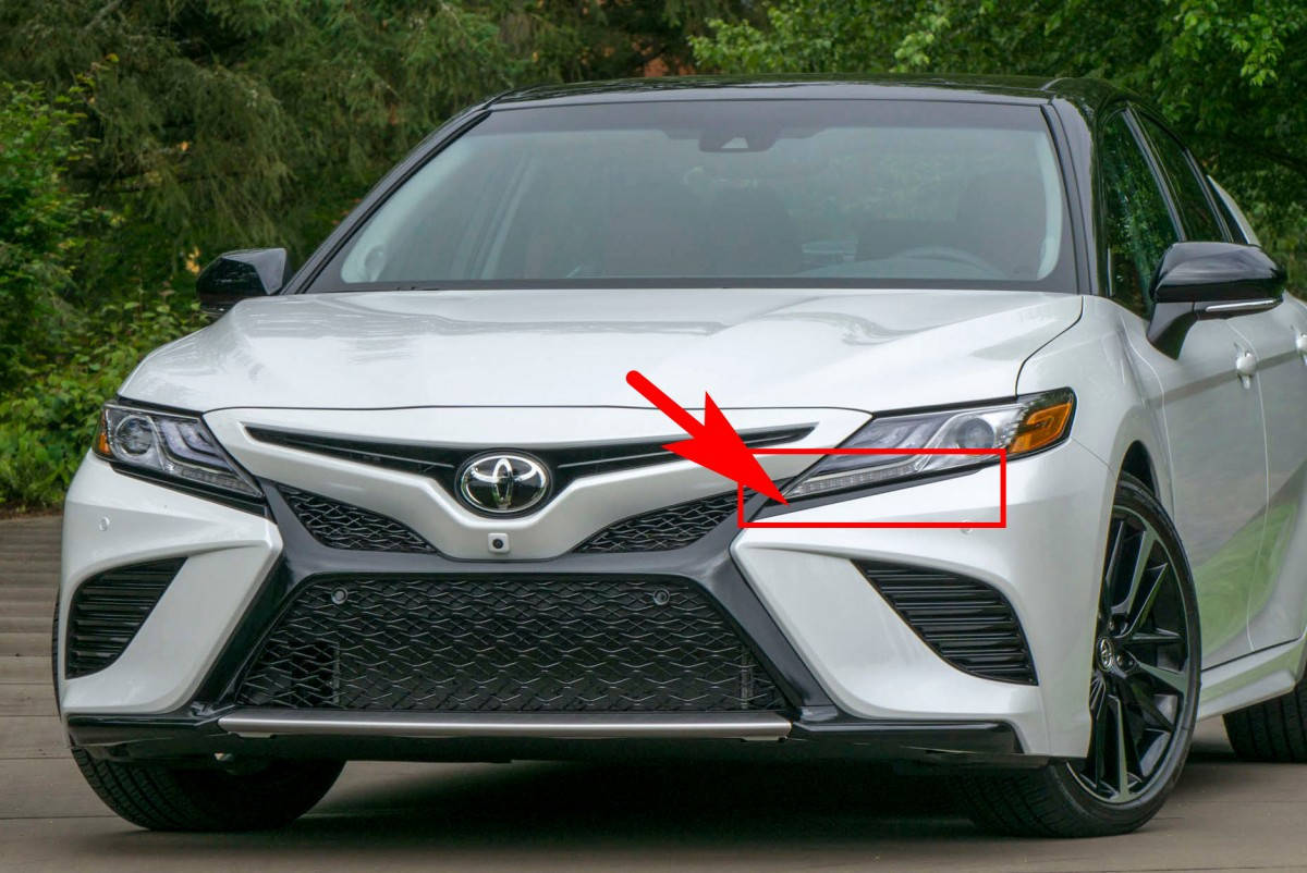 

Накладка бампера под фару левая Toyota Camry SE / XSE 70 2018+