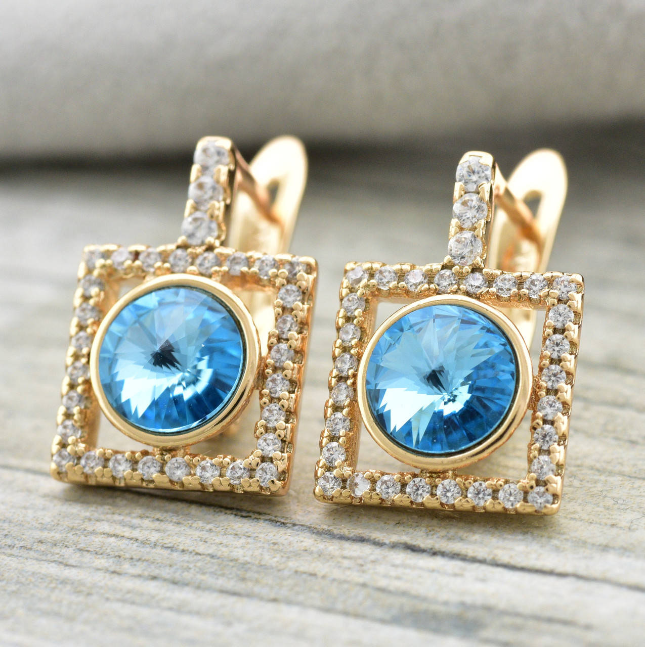 

Серьги Xuping с кристаллами Swarovski 83128 размер 15х10 мм цвет аквамарин вес 2.7 г позолота 18К