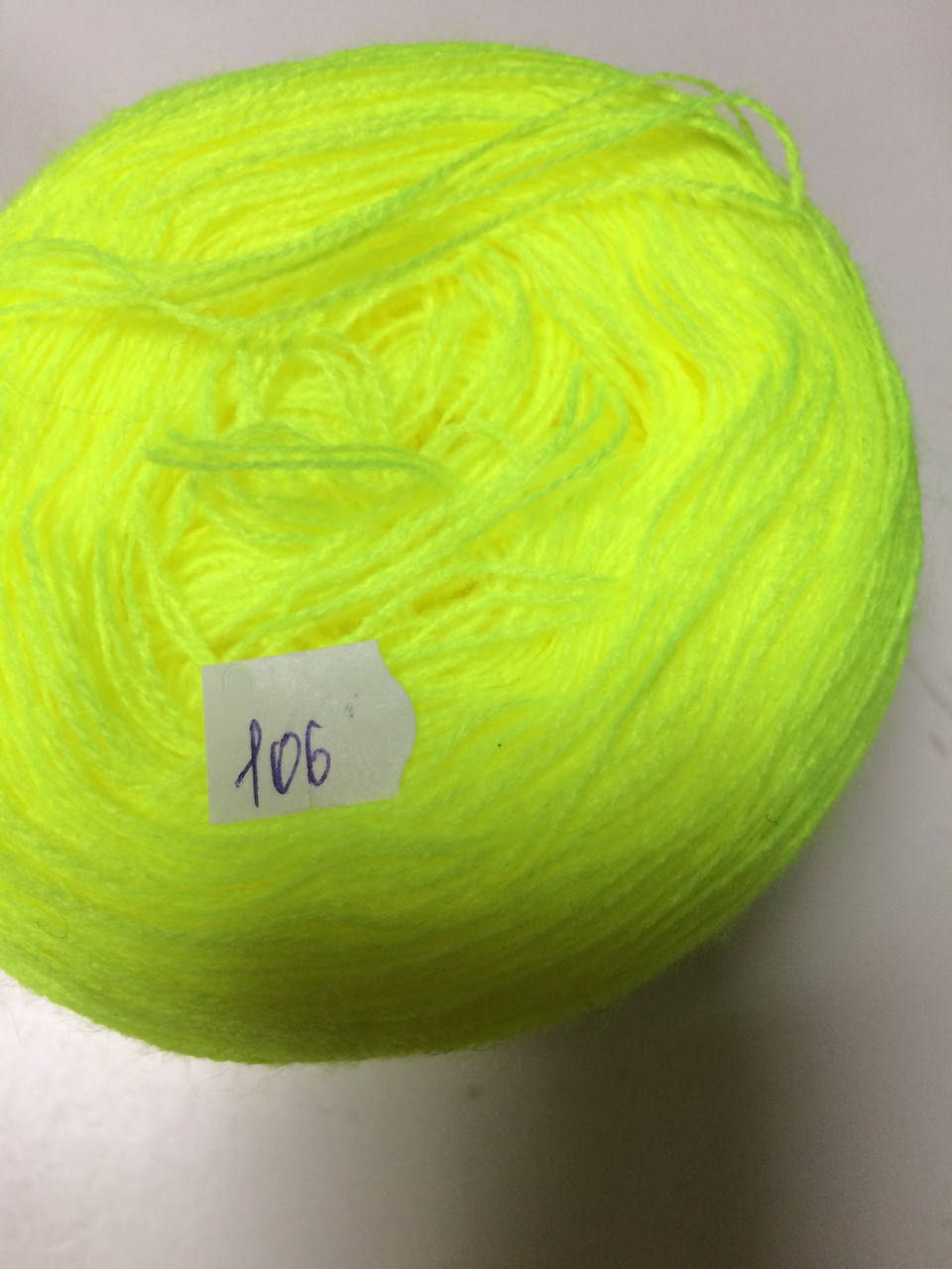 

Акриловая нитка для вышивки ,цвет желтый 106