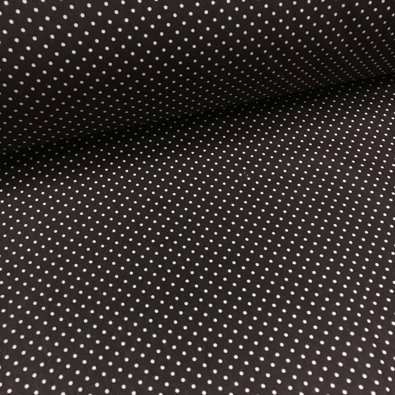 

Ткань хлопок точка белая на темно-коричневом 2 мм, 40*50 см