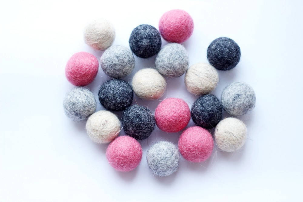 

Набор шерстяных шариков Pugovichok "дымчатый роза" для рукоделия и творчества (SUN3944)