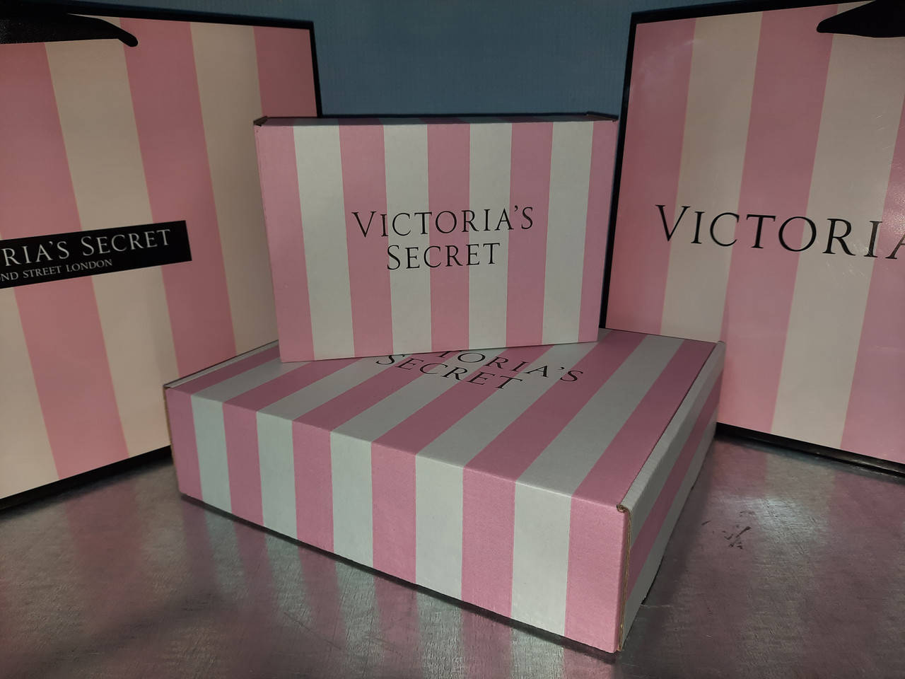 

Коробка Victoria's secret почтовая гофрокартон маленькая