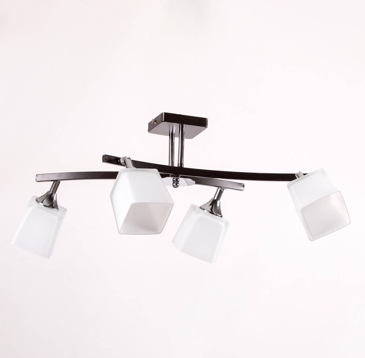 

Потолочная люстра на четыре плафона, Черный