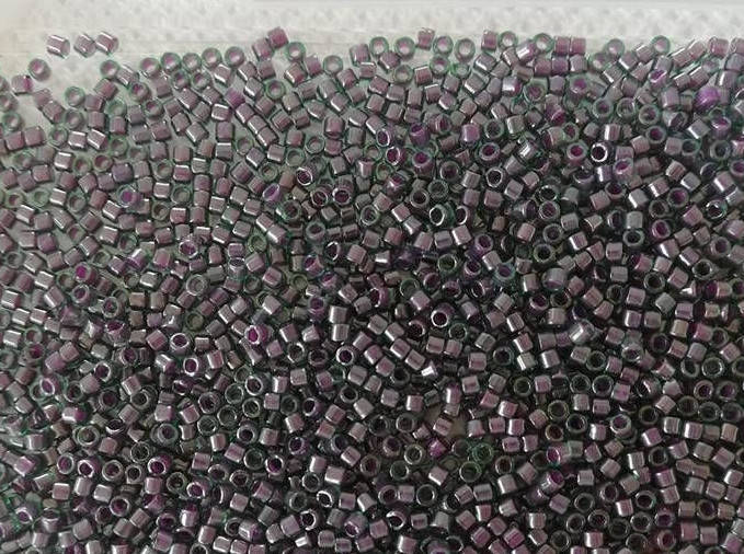 

Японський бісер Miyuki Delica 11/0 DB0279 - Lined Green/Maroon Luster